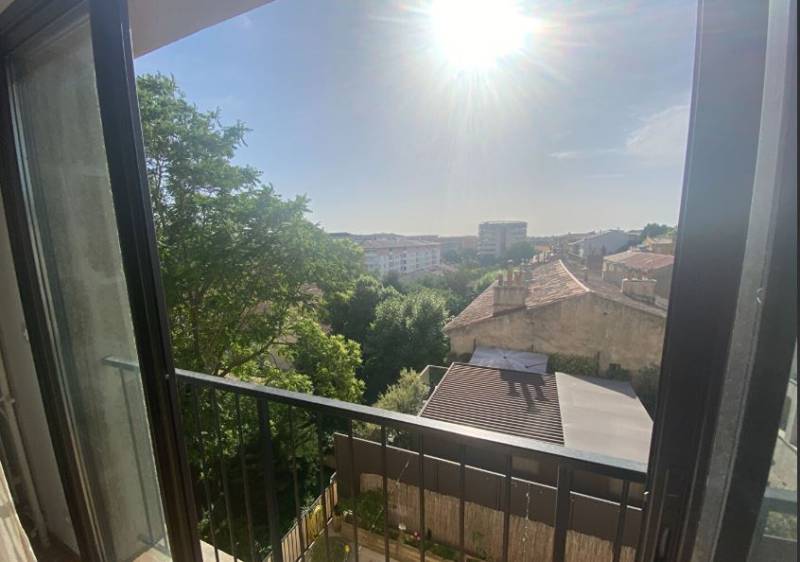 la vue depuis le séjour sur les maisons environnantes et sans vis à vis