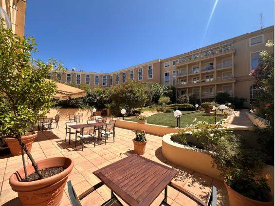 la façade et la terrasse du restaurant