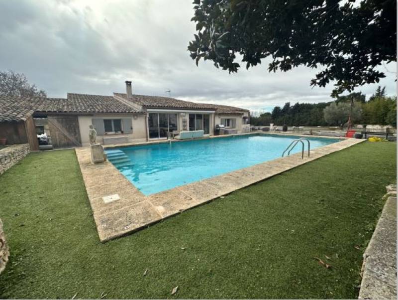 la piscine avec en arrière plan la maison