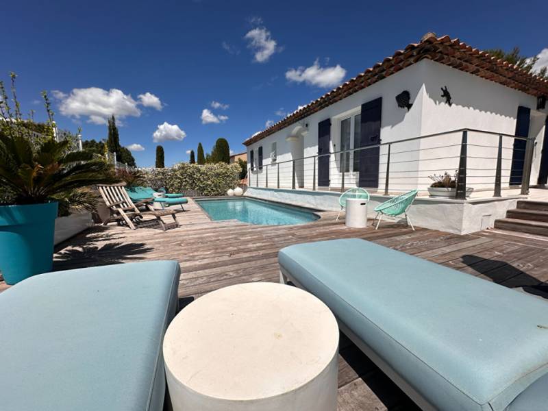 la piscine avec l'entrée de la maison