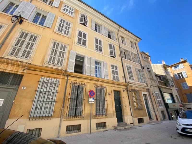 Location Aix Centre Qt Palais LC Gestion vous propose dans un immeuble très bien entretenu un appartement meubblé