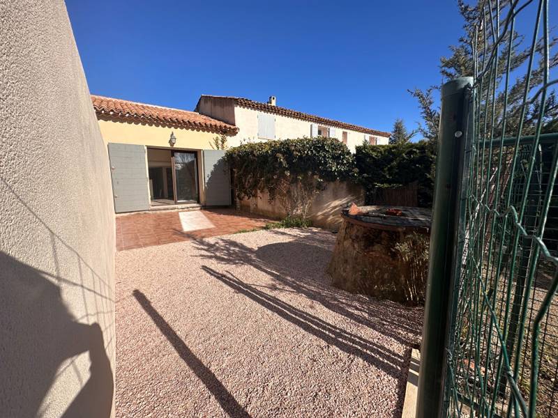 Vente Puyricard proche centre LC Gestion vous propose une maisonnette de type 2 avec terrasse, jardin plein sud