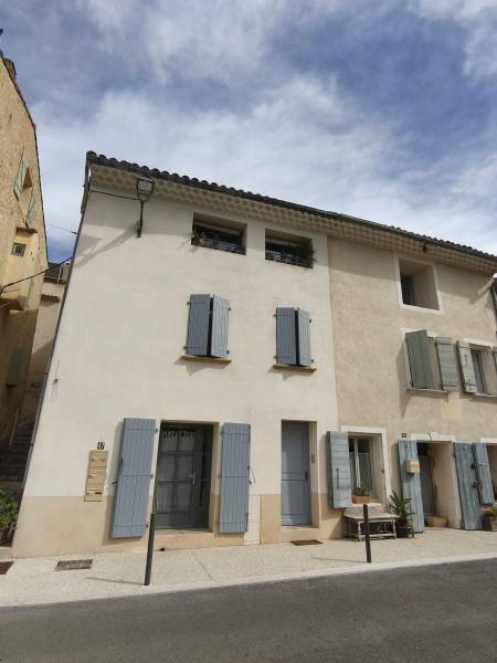 Façade de la maison de village