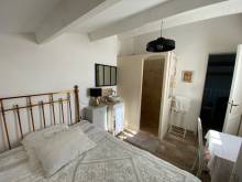 la chambre de l'étage avec salle d'eau