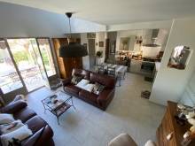 le séjour cuisine équipée ouverte volume possibilité de cheminée