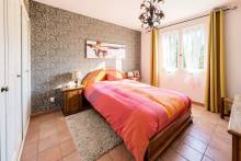 la chambre donnant sur l'arrière de la maison avec grand rangement