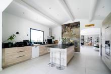 la cuisine entièrement équipée, son volume, l'îlot, pièce très claire