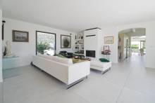 Le salon avec vue sur l'accès cuisine