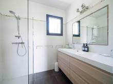 salle d'eau du rez de chaussée attenant à la suite prarentale