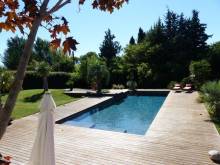 la piscine de 15x5 bordée de terrasse bois