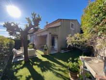 vue de la façade Sud et Est donnant sur terrasse et jardin clos