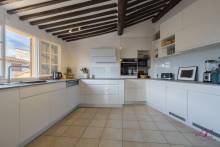 2ème angle de vue de la cuisine équipée