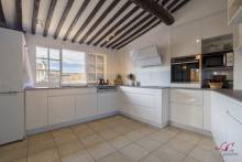 La cuisine entièrement équipée sur mesure