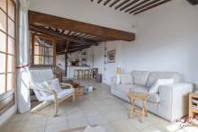 la profondeur du séjour très lumineux