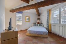 La chambre principale avec le coin bureau hors visuel