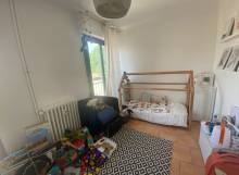 la chambre 2 plus petite avec 2 fenêtres