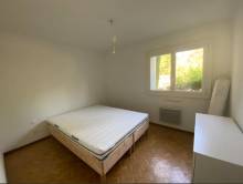 la chambre dispose d'un lit