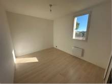 la chambre avec rangement exposée au soleil le matin