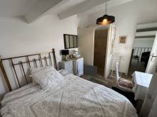 la chambre de l'étage avec salle d'eau attenante