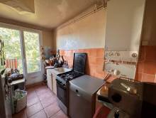 La cuisine séparée donnant sur balcon