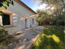 L afaçade vu de coté avec le garage au fond