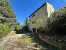 le coté arrivée principale qui donne accès à la maison et aux garages