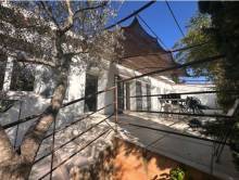 une vue depuis la terrasse avec la tonnelle