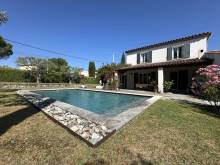 Maison contemporaine avec piscine à vendre à Venelles, au cœur d'un environnement campagne
