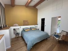 la chambre du rez de chaussée avec salle d'eau et dressing attenants