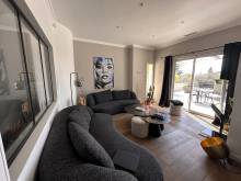 le salon canapé, baie vitrée donnant sur terrasse