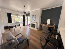 voici le salon avec cheminée, baie vitrée exposée sud