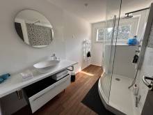 salle d'eau avec wc lumineuse