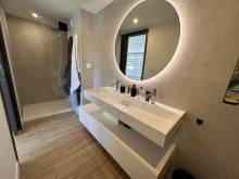 salle d'eau minimaliste rénovée