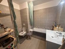 la salle de bain avec wc et baignoire