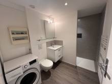 la salle d'eau avec wc spacieuse