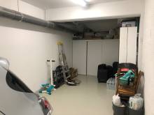 le grand garage avec possibilité de rangements supplémentaires