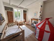 une autre chambre très ensoleillée