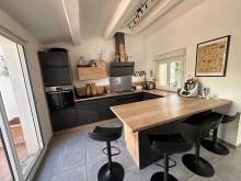 la cuisine entièrement équipée avec coin repas type comptoir