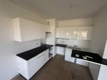 la cuisine aménagée de meubles blanc haut et bas