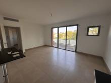 vue du séjour depuis la cuisine vue dégagée