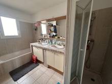 salle de bain avec douche et baignoire