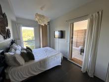 la chambre avec rangement et petite terrasse