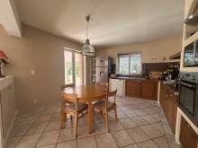 la cuisine avec coin repas et accès direct au jardin