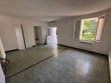 le sejour exposé sud avec accès terrasse et jardin