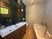 la salle de bain avec wc de la chambre parentale