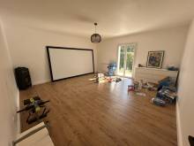 la grande salle de jeu ou salle cinéma