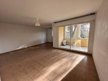 le séjour avec grande baie vitrée donnant sur terrasse plein sud