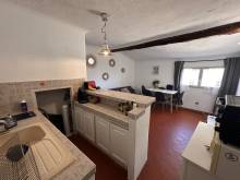 Vue du séjour depuis l'ntrée de l'appartement