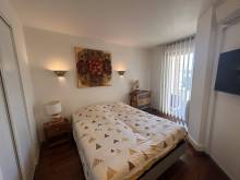 la chambre avec rangement et salle d'eau attenante