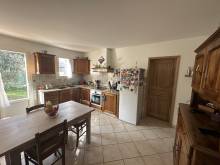 la cuisine séparée très claire également